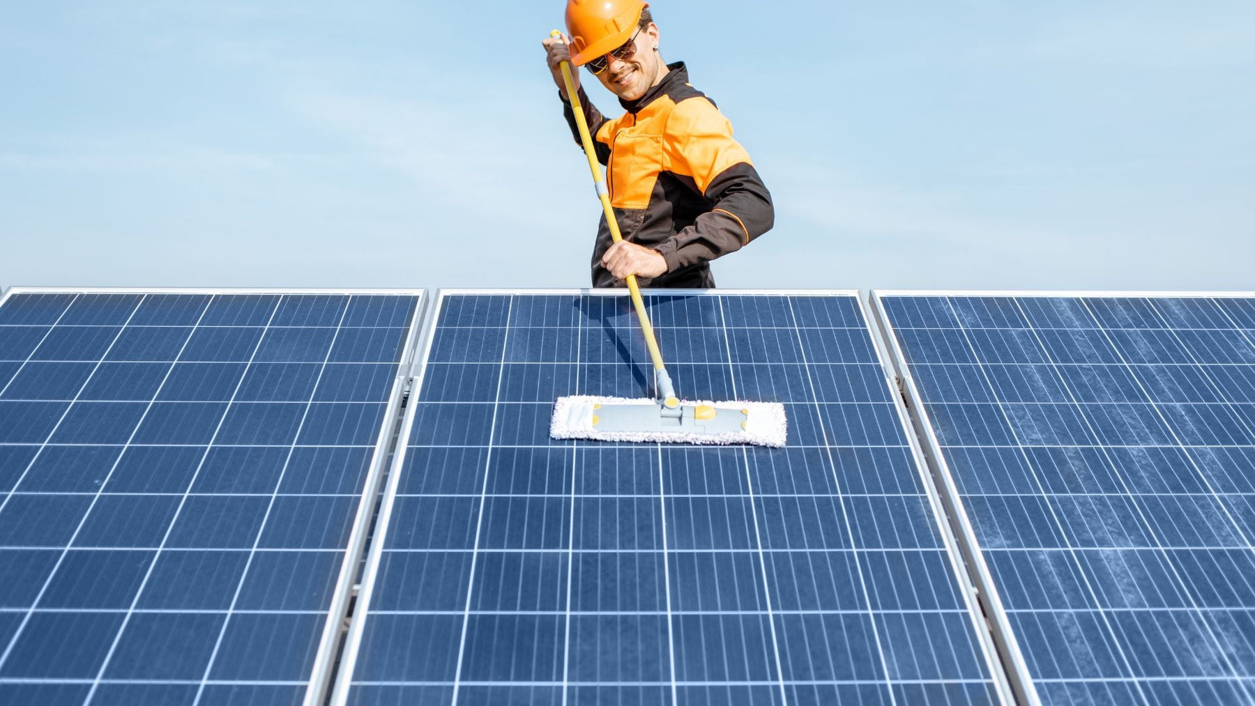 Come pulire i pannelli fotovoltaici e ogni quanto tempo farlo